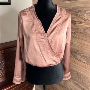 Gypsies & Moondust | Dusty Rose Gold Satin Lace Vneck Top | Size Small
